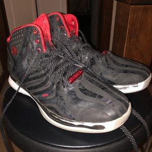 Basketball shoes